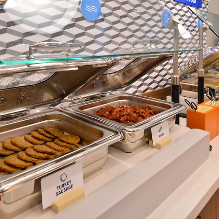 Holiday Inn Express Hotel & Suites Colby By Ihg Bagian luar foto