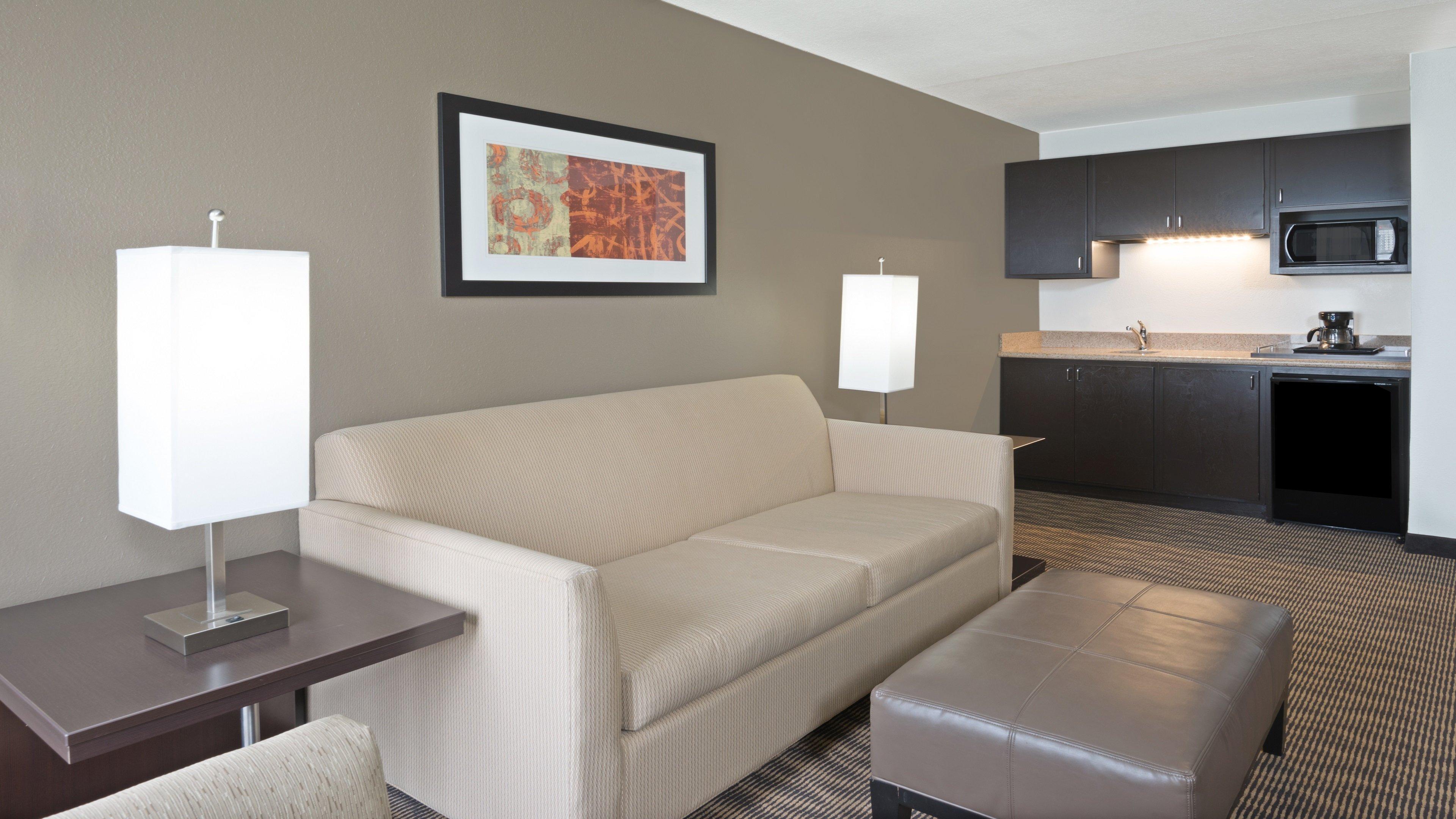 Holiday Inn Express Hotel & Suites Colby By Ihg Bagian luar foto