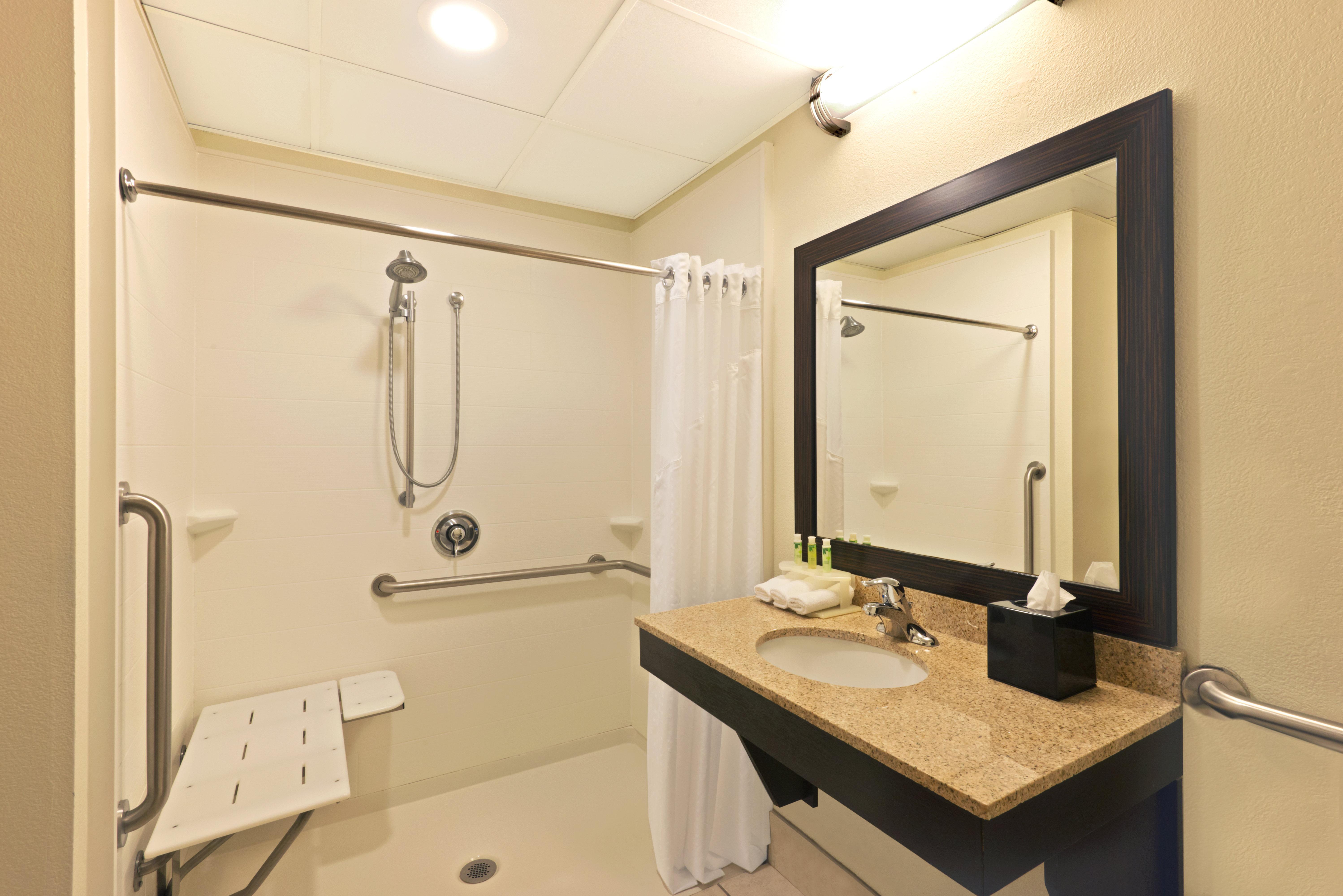 Holiday Inn Express Hotel & Suites Colby, An Ihg Hotel Bagian luar foto