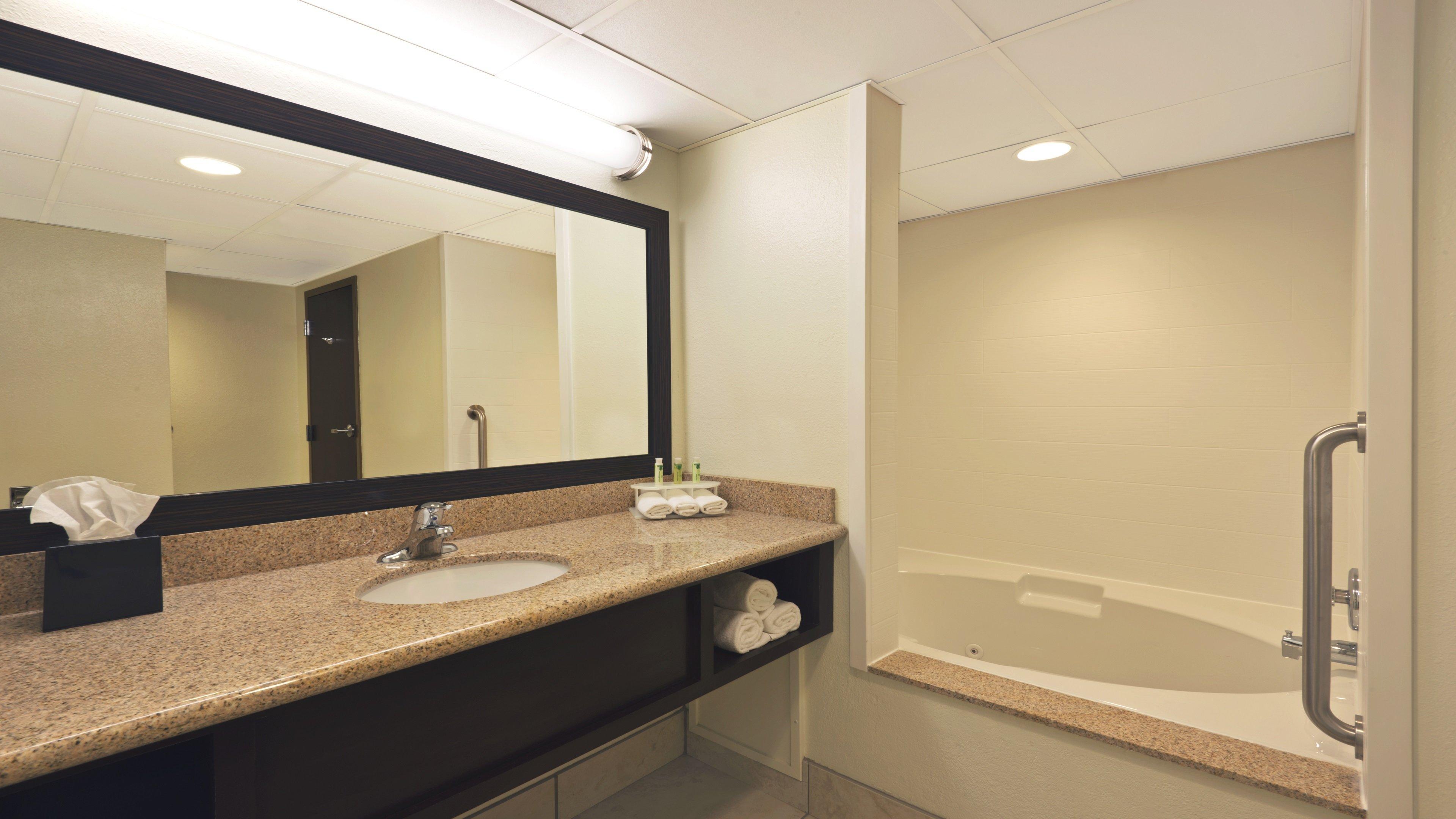 Holiday Inn Express Hotel & Suites Colby By Ihg Bagian luar foto