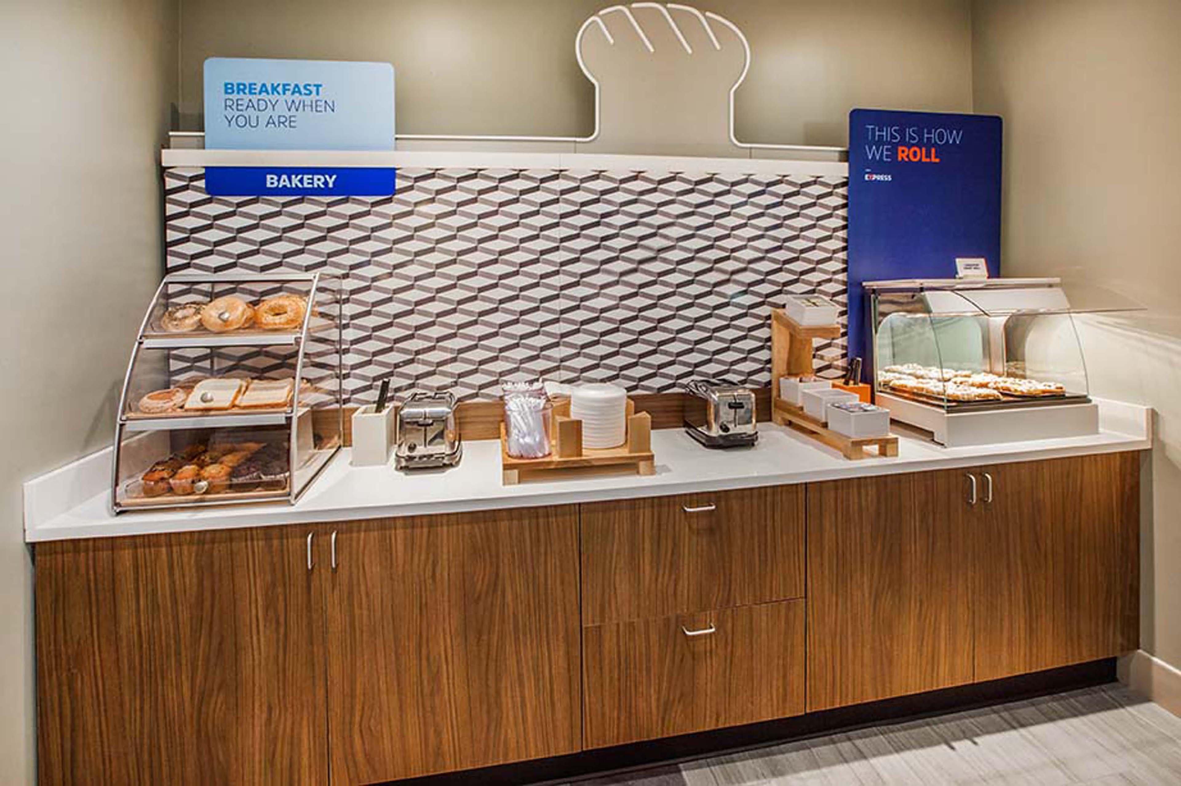 Holiday Inn Express Hotel & Suites Colby By Ihg Bagian luar foto