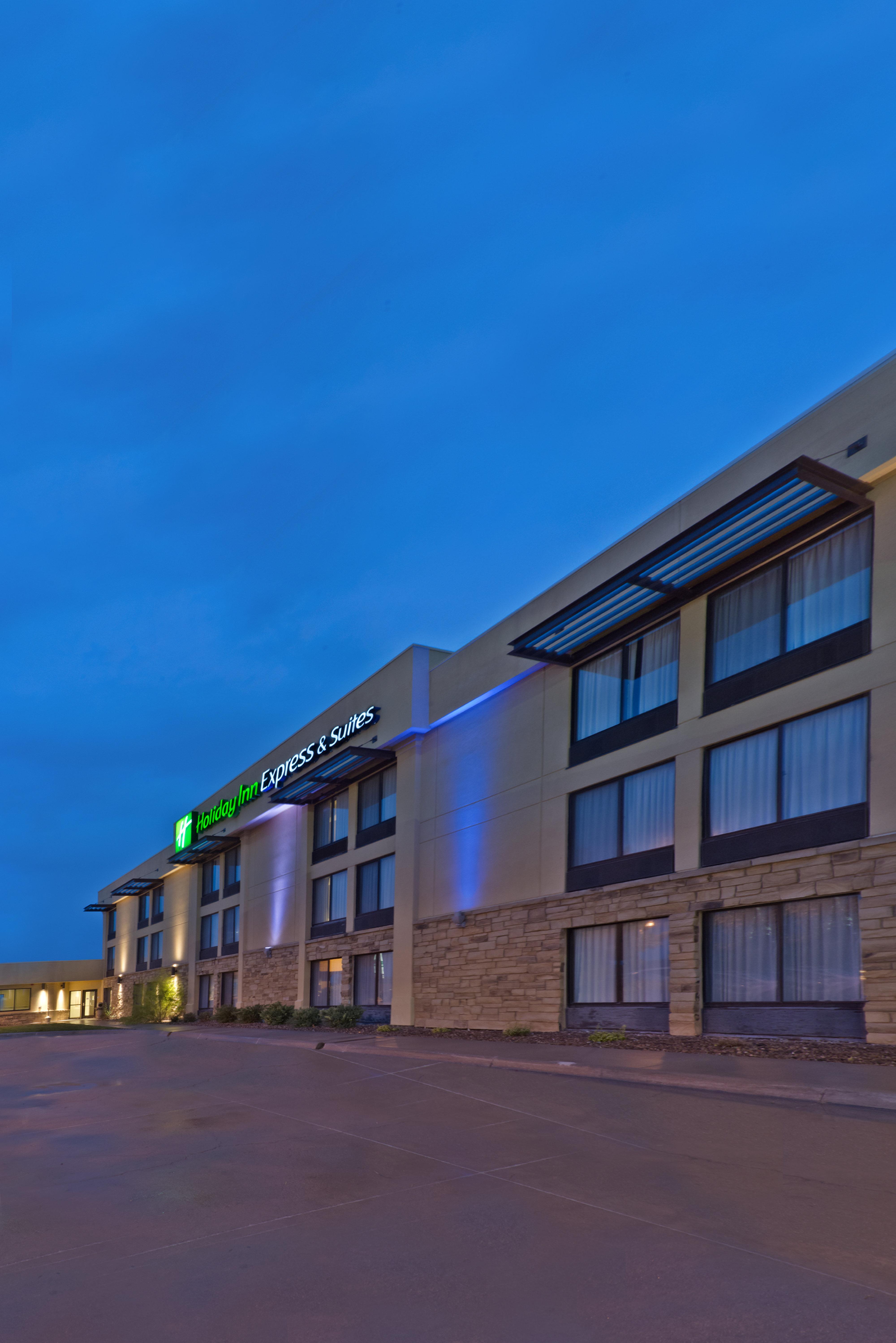 Holiday Inn Express Hotel & Suites Colby By Ihg Bagian luar foto