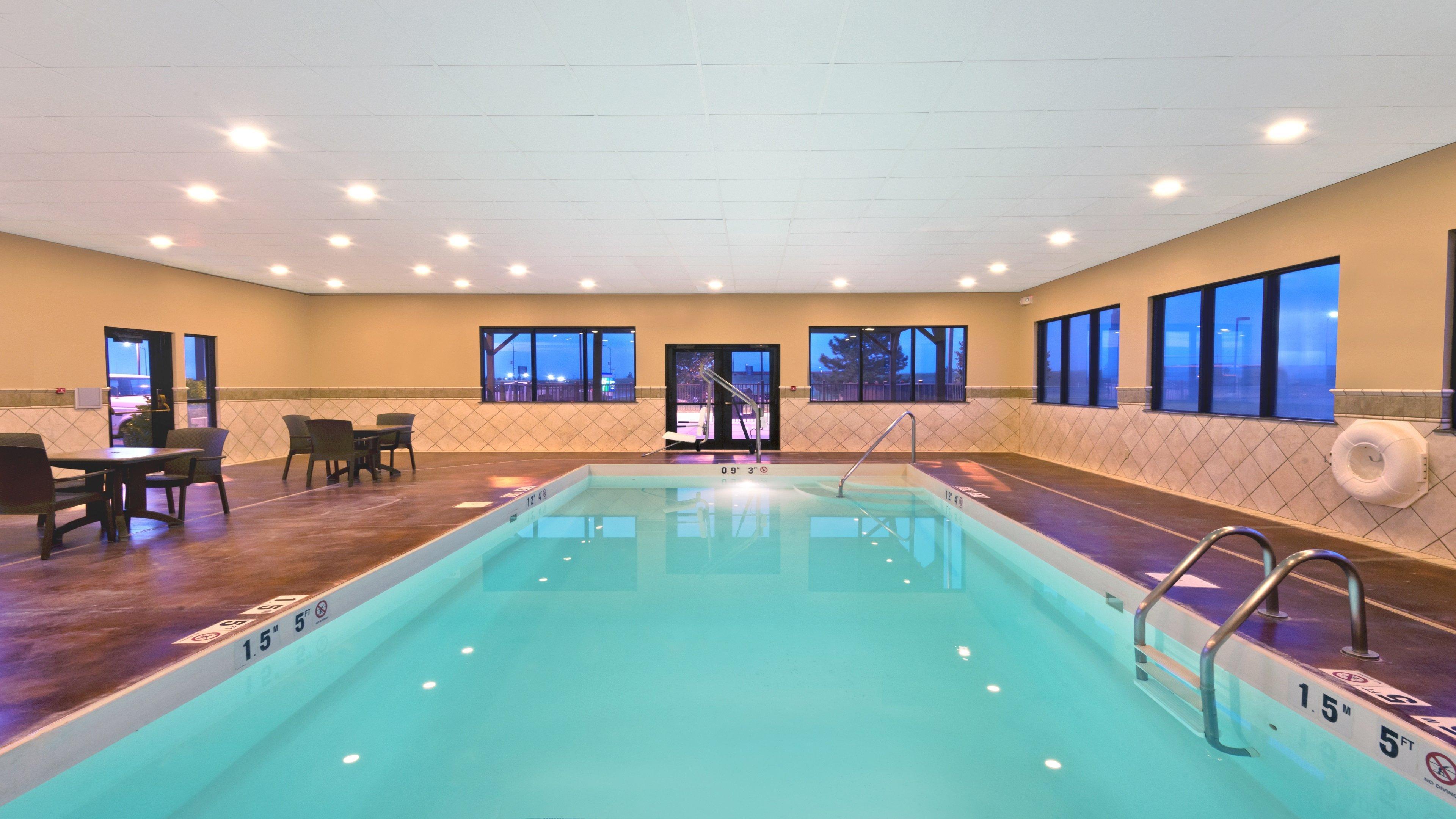 Holiday Inn Express Hotel & Suites Colby By Ihg Bagian luar foto