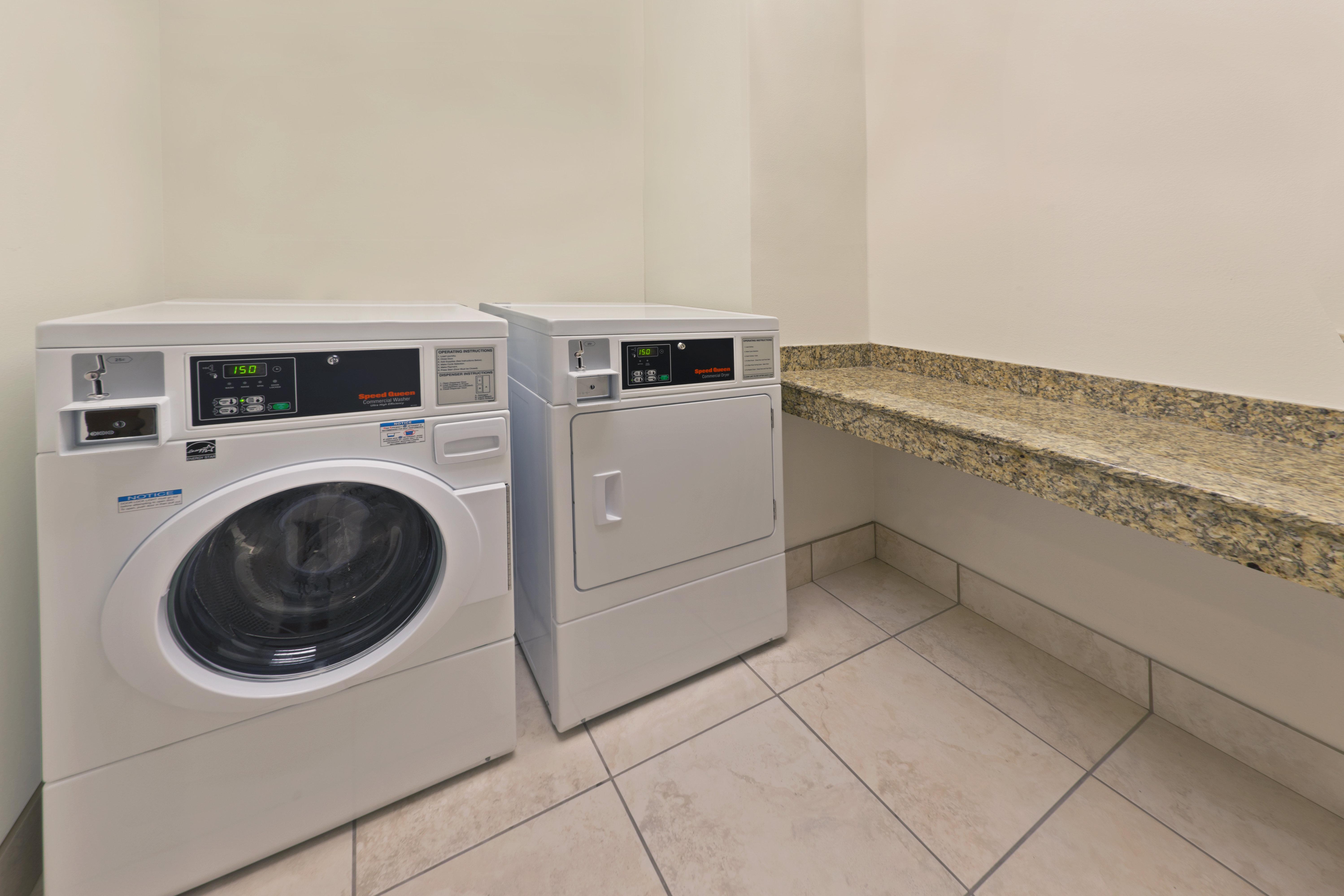 Holiday Inn Express Hotel & Suites Colby By Ihg Bagian luar foto
