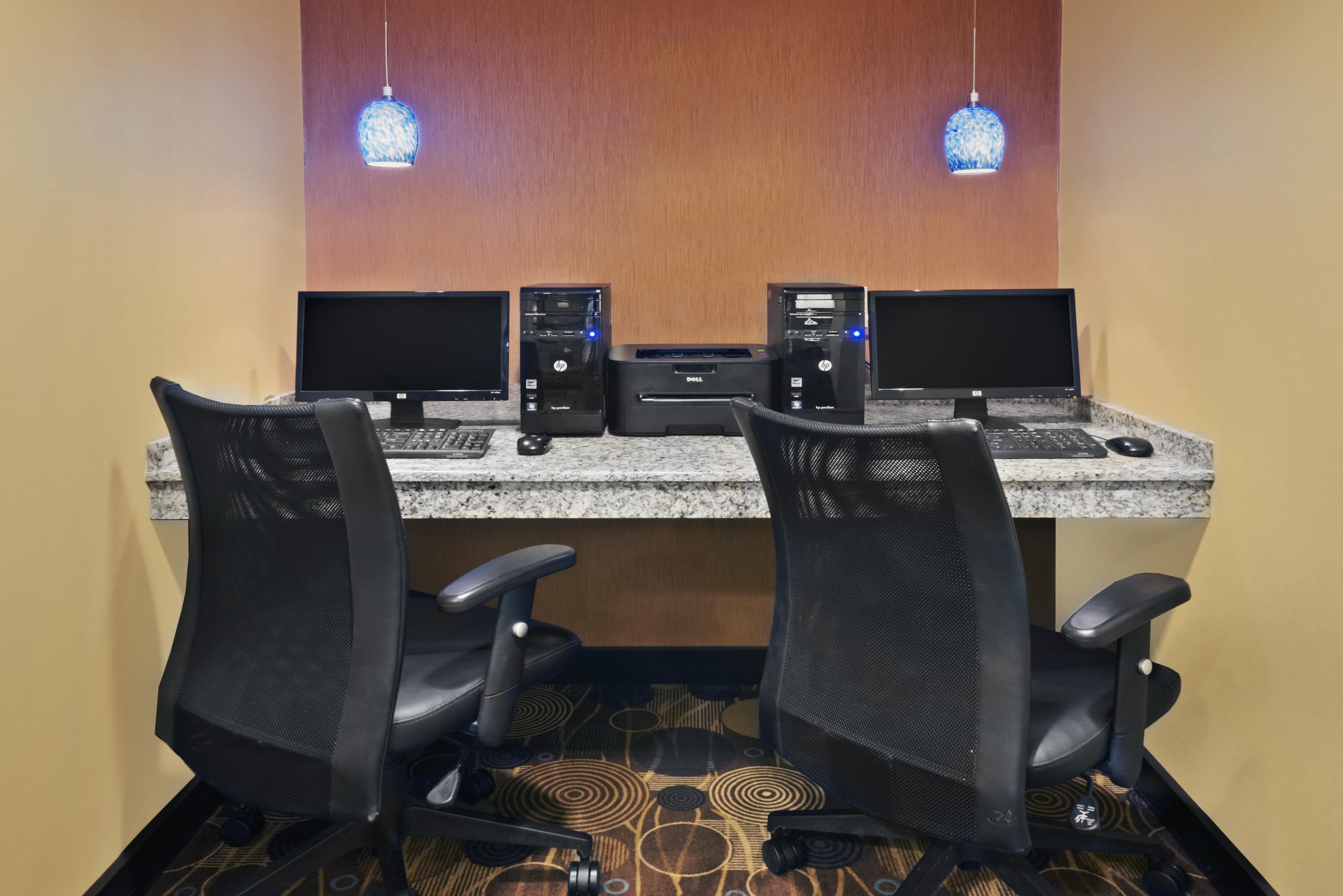Holiday Inn Express Hotel & Suites Colby By Ihg Bagian luar foto