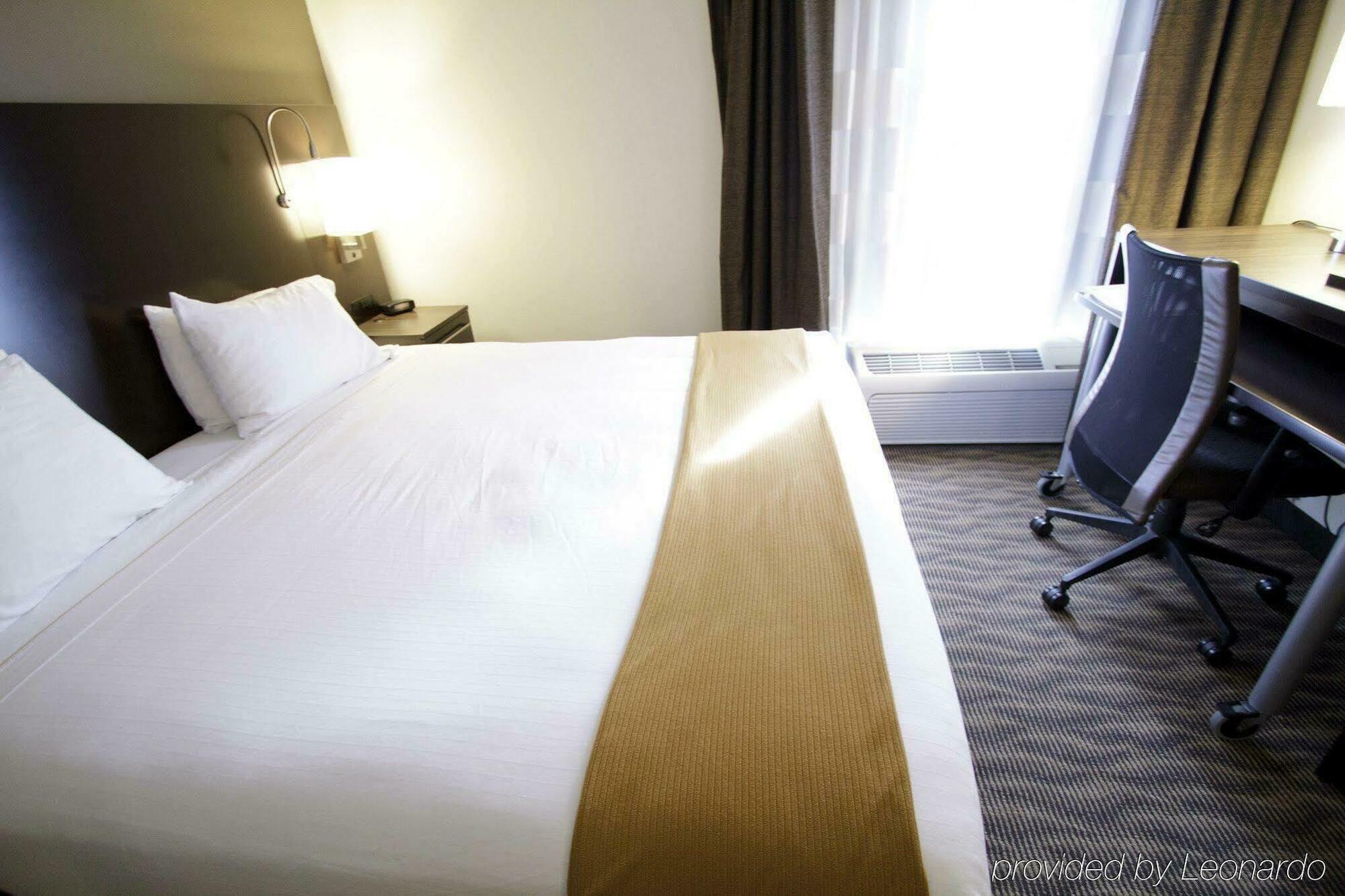 Holiday Inn Express Hotel & Suites Colby By Ihg Bagian luar foto