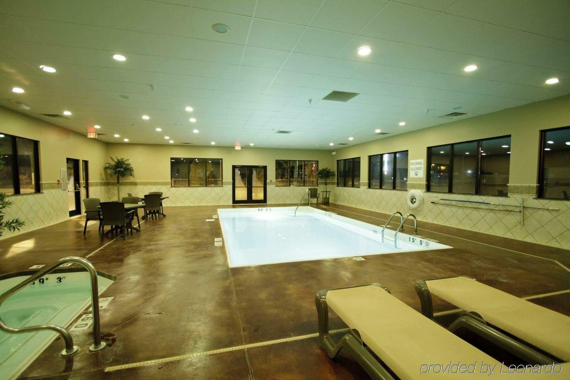 Holiday Inn Express Hotel & Suites Colby By Ihg Bagian luar foto