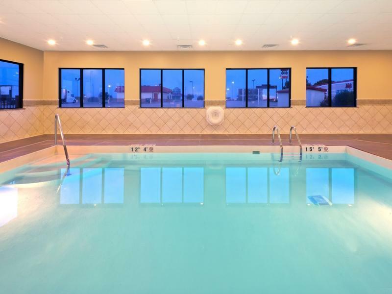 Holiday Inn Express Hotel & Suites Colby By Ihg Bagian luar foto