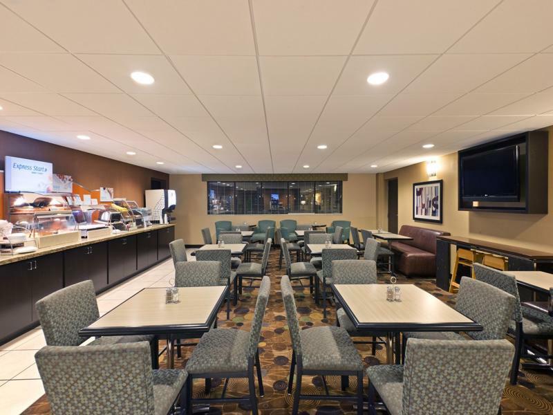 Holiday Inn Express Hotel & Suites Colby By Ihg Bagian luar foto