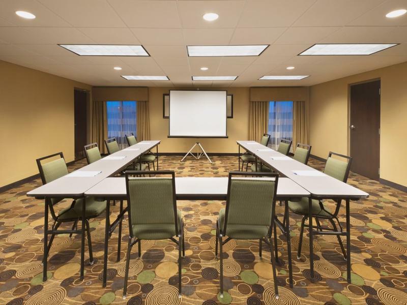 Holiday Inn Express Hotel & Suites Colby By Ihg Bagian luar foto