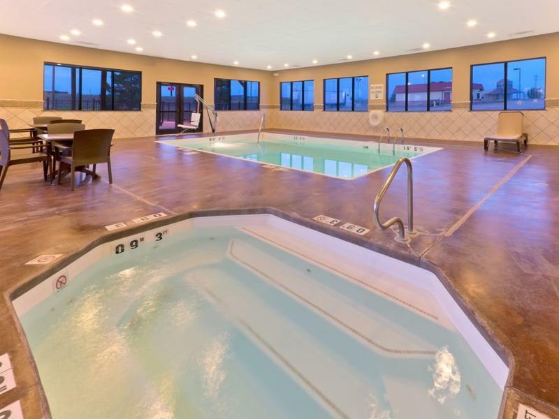 Holiday Inn Express Hotel & Suites Colby By Ihg Bagian luar foto