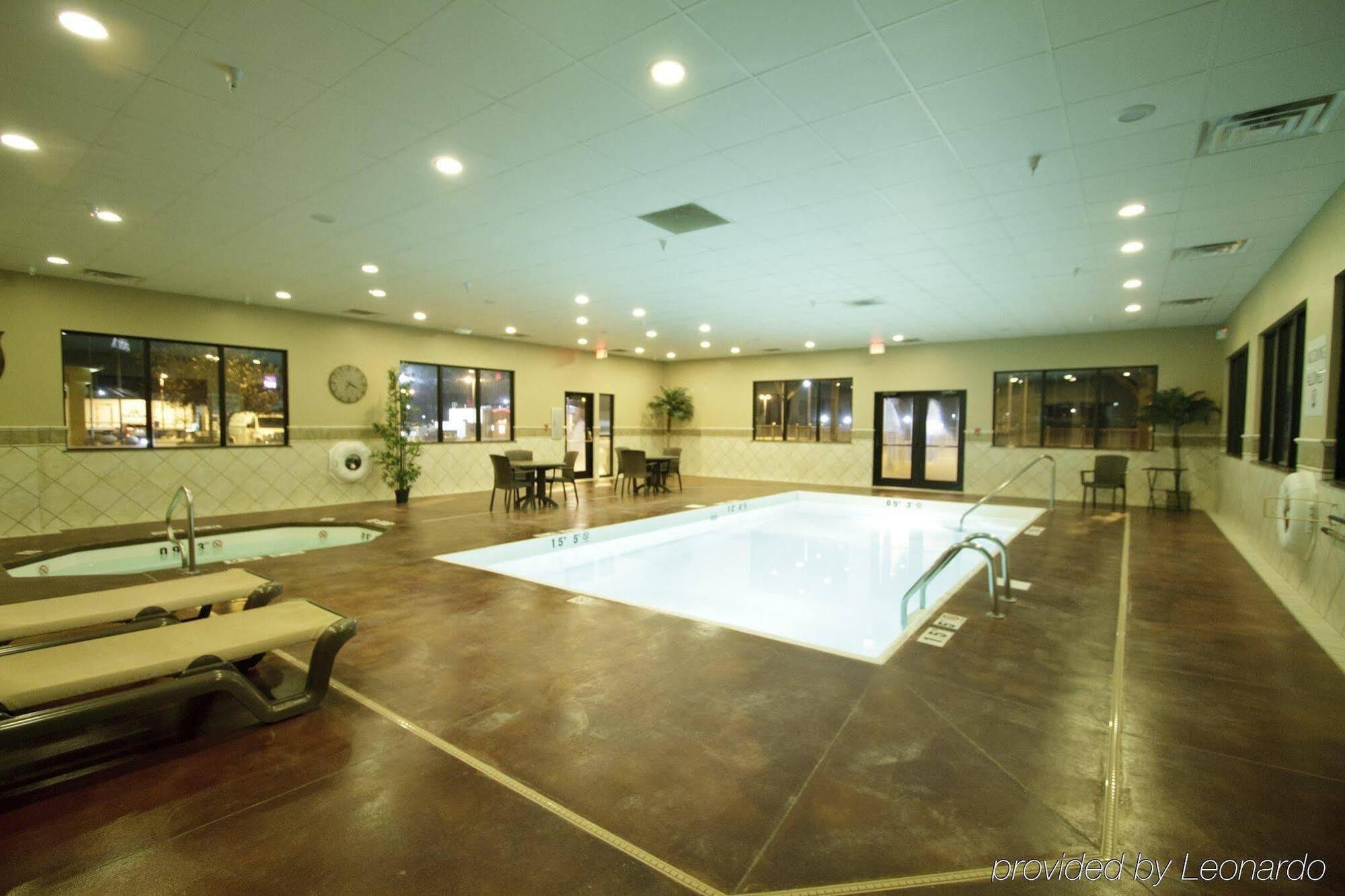 Holiday Inn Express Hotel & Suites Colby By Ihg Bagian luar foto