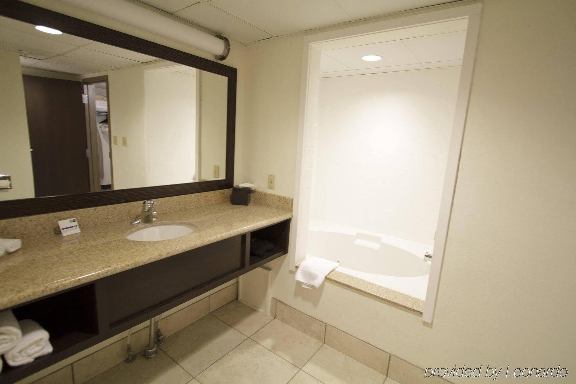 Holiday Inn Express Hotel & Suites Colby By Ihg Bagian luar foto